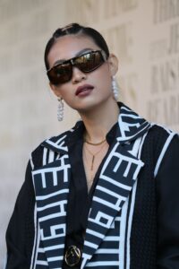 Femme asiatique cheveux noires lunettes de soleil