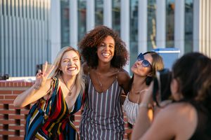 trio de femmes amies une blonde une brune et une brune métisse