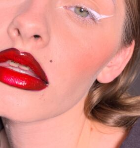 Femme blanche rouge à lèvre gloss rouge visage