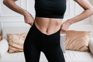 Femme qui a des abdos grâce au sport