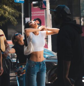 femme blanche brune regardant le ciel
