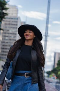 Femme métisse avec un chapeau street style