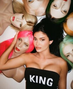 Kylie Jenner entourée de perruques