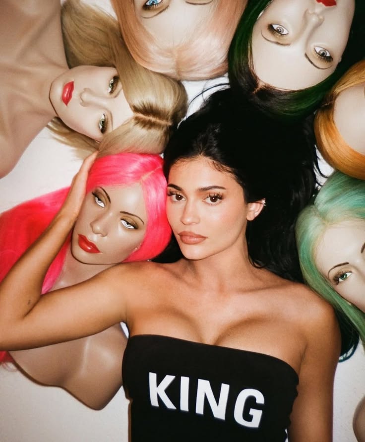 Kylie Jenner entourée de perruques