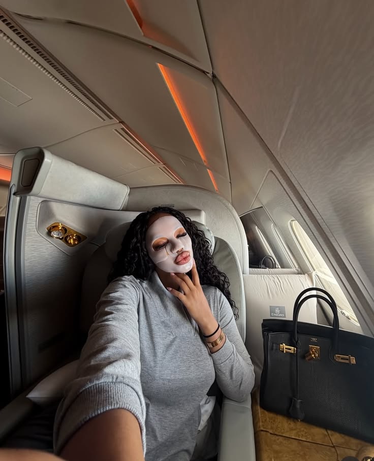 femme noire avec un masque en avion
