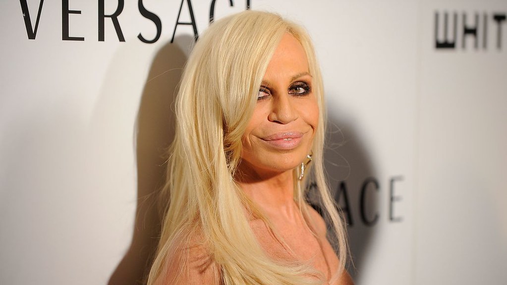 Donatella Versace : pourquoi sa collaboration avec le groupe Revolve ne nous surprend pas