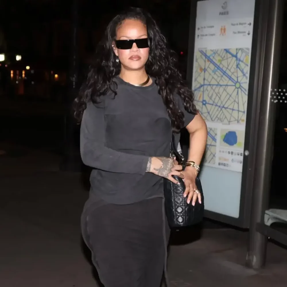 Rihanna aperçue dans un look de la marque germano-suisse Ottolinger