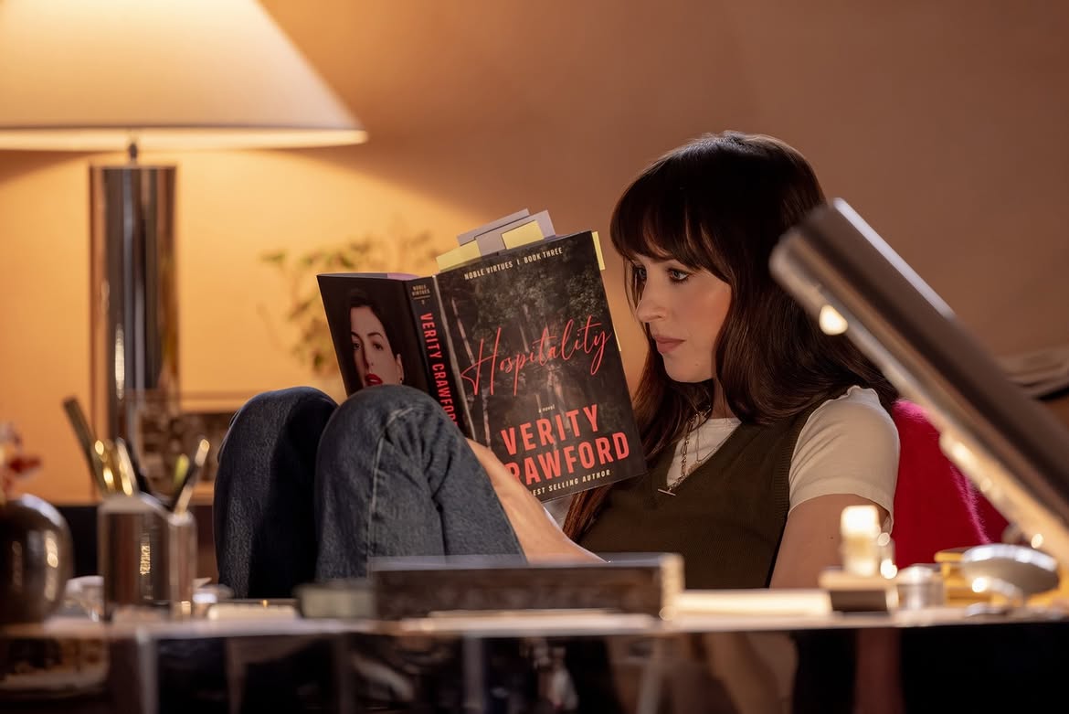 Dakota Johnson jouant le rôle de Lowen Ashleigh