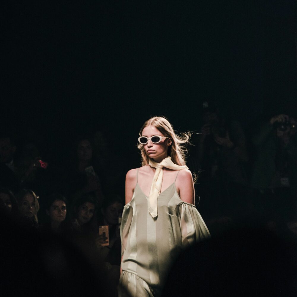 Rihanna, Céline Dion, migrants… mais que se passe-t-il à la Fashion Week de Paris ?