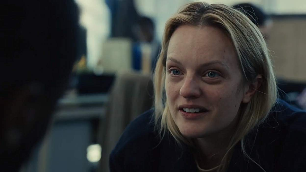 Elisabeth Moth dans le rôle de Cecilia "Cee" Kass dans Invisible Man (2020).