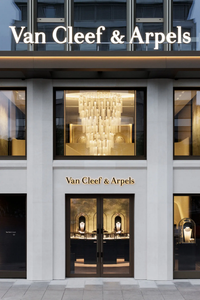 Façade de la boutique Van Cleef & Arpels au 23 rue du Rhône.