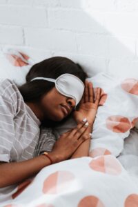 femme noire qui dort dans son lit