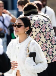 Femme blanche brune en street style
