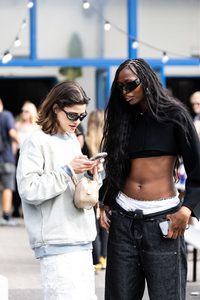 Street Style une femme blanche et une femme noire avec des lunettes de soleil
