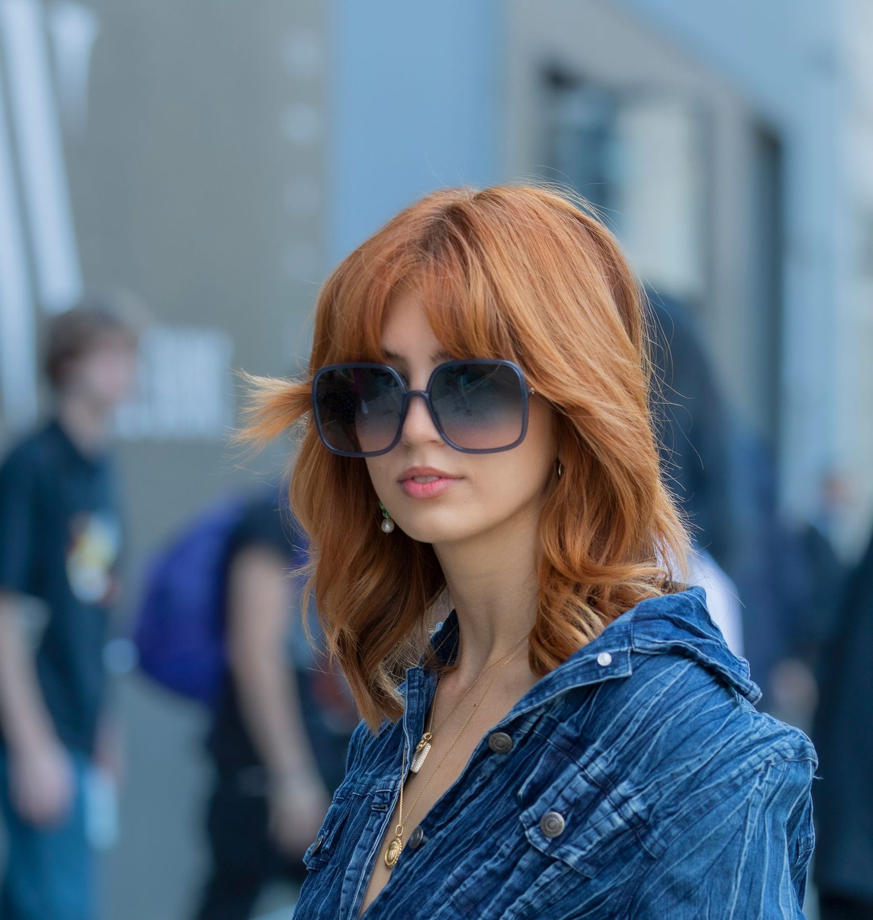 Femme blanche rousse avec des lunettes de soleil
