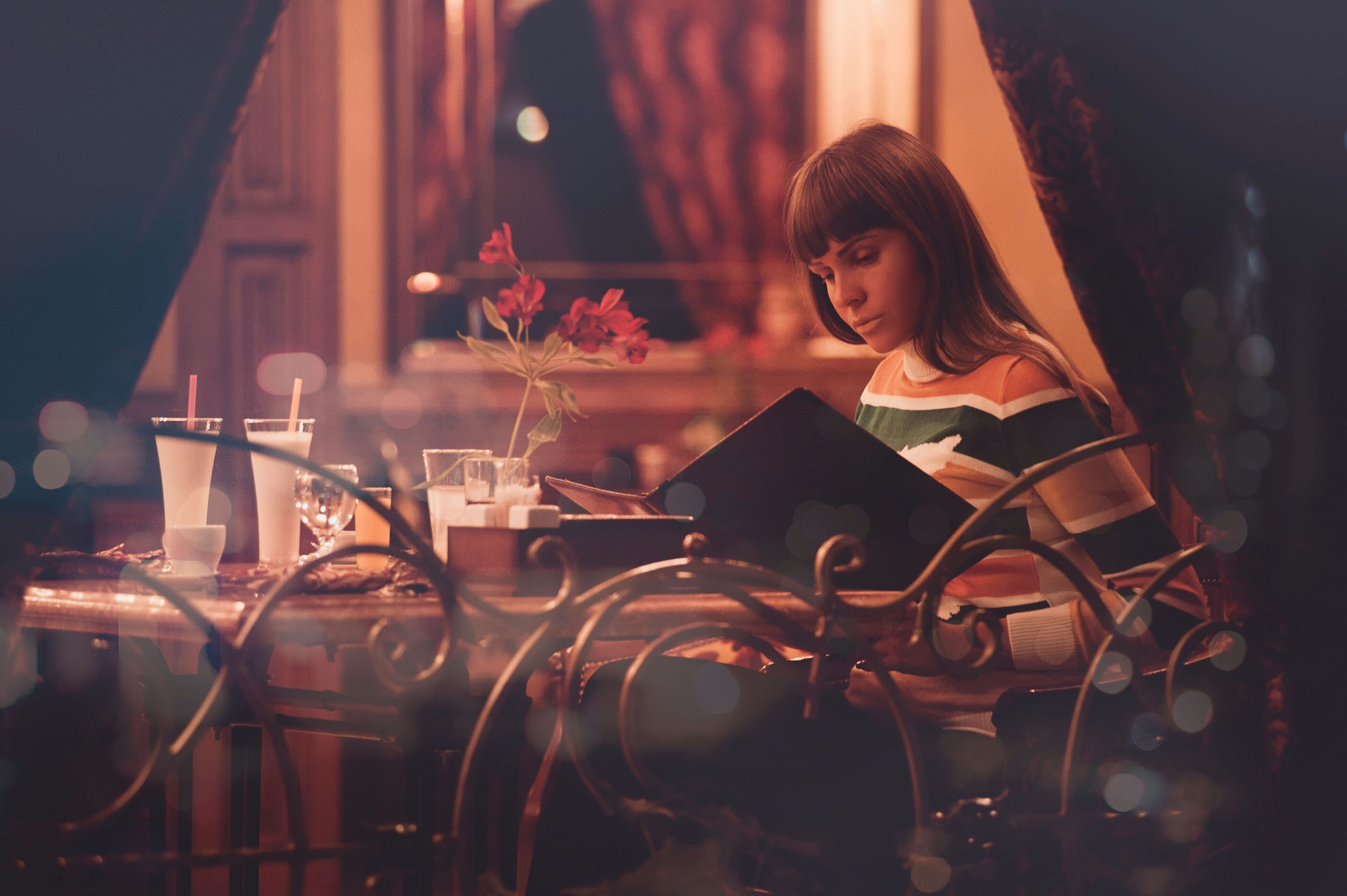 Femme blanche brune au restaurant