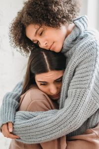 Deux copines tristes qui se prennent dans les bras
