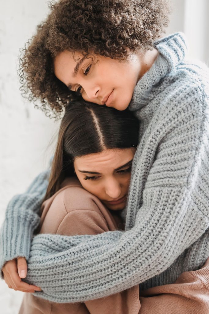 Deux copines tristes qui se prennent dans les bras