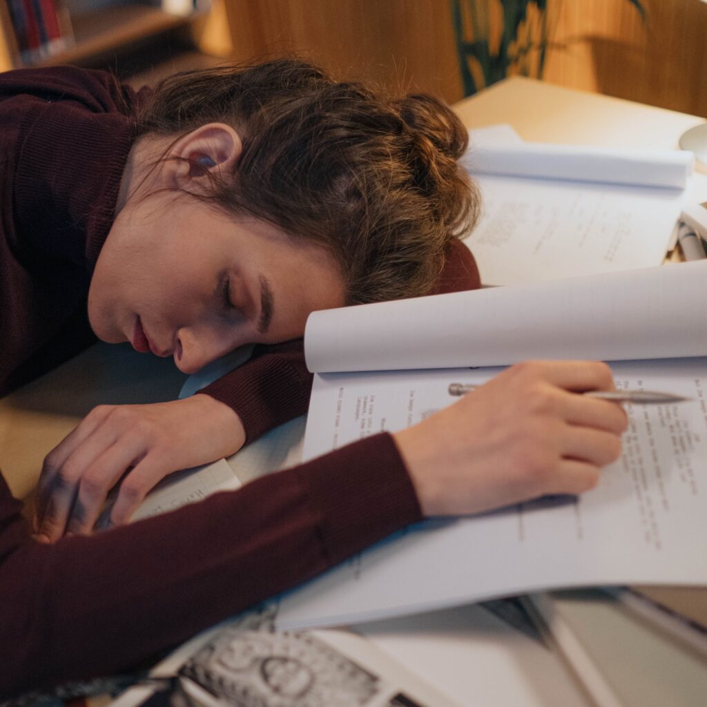 Femme blanche qui s'est endormie sur son bureau