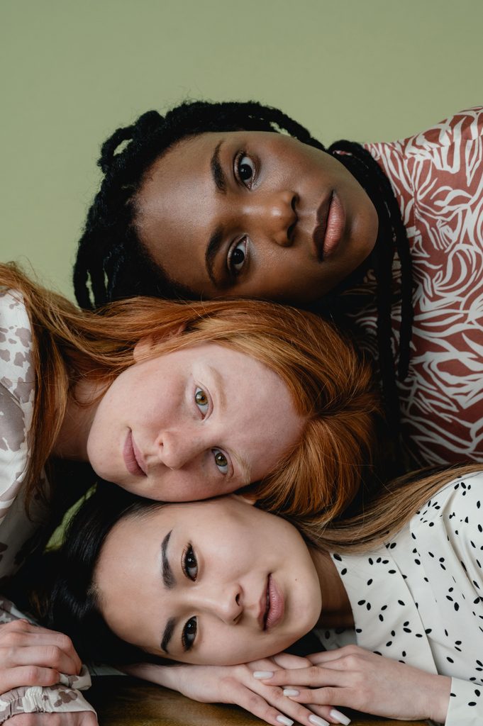 Une femme noire, une femme rousse et une femme asiatique