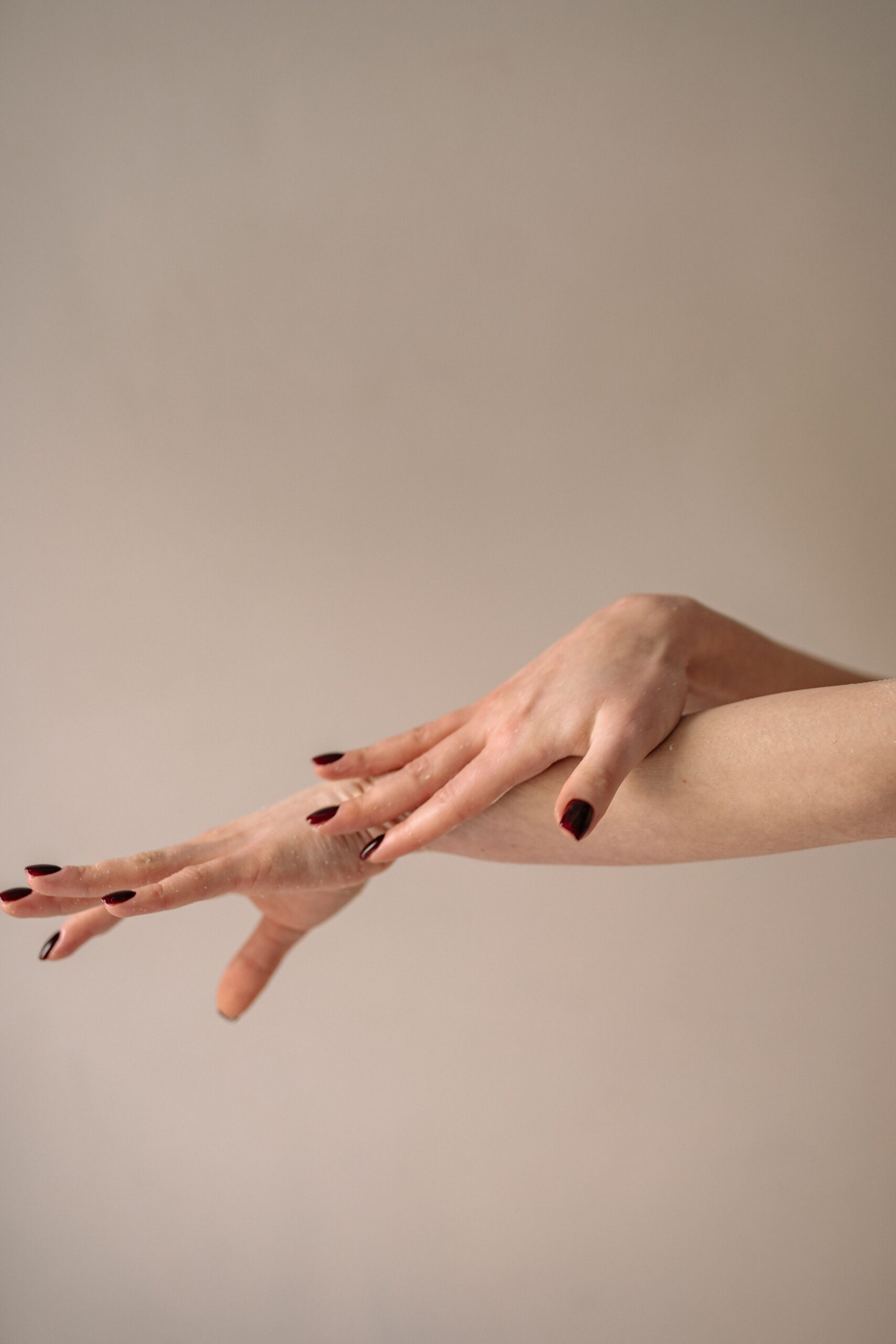 Cette teinte bordeaux s&rsquo;impose comme la tendance ongles cet automne