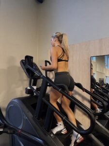 femme blanche blonde en faisant du stairmaster