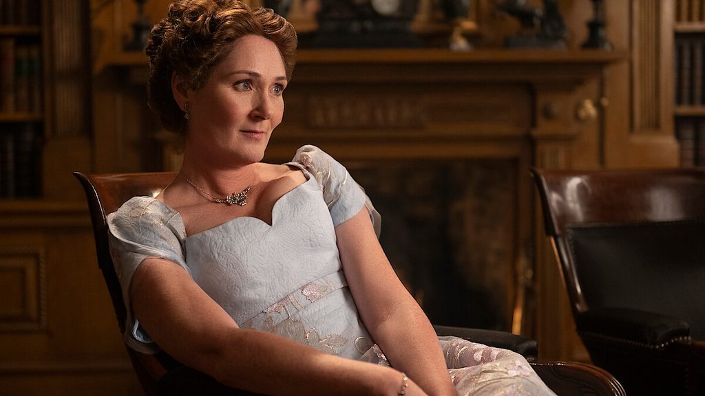 Ruth Gemmell jouant la rôle de Lady Violet Bridgerton