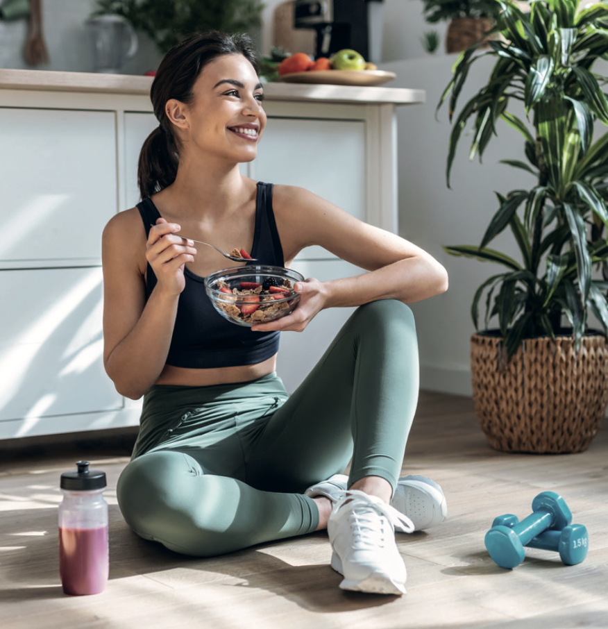 femme blanche qui mange des fruits en souriant