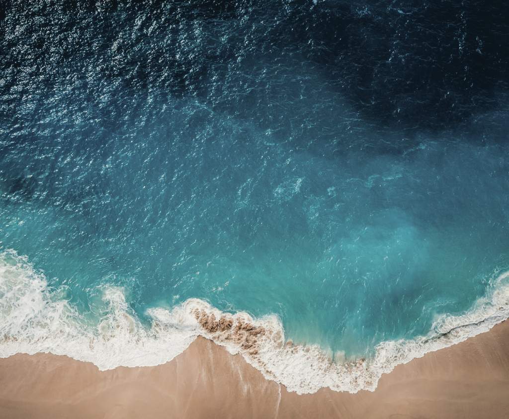 vue sur la mer avec une eau turquoise et le sable 