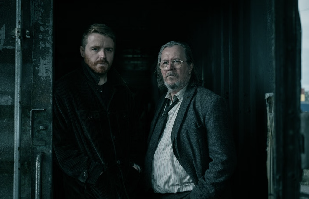 Gary Oldman (à droite) et Jack Lowden (à gauche) dans les rôles des agents secrets Jackson Lamb et River Cartwright pour la série Slow Horses
