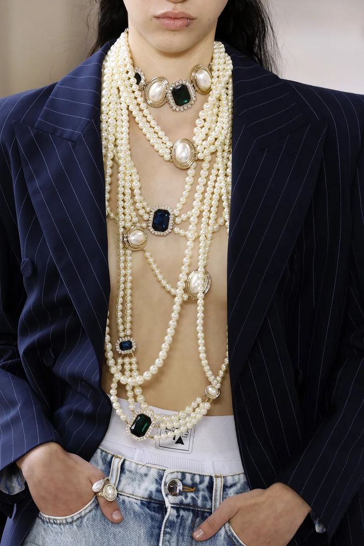 Collier ultra-long : cette tendance bijoux signe-t-elle son grand retour cet automne ?