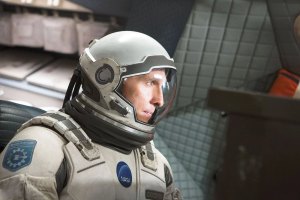 Joseph Cooper, personnage du film Interstellar, vêtu d’une combinaison de cosmonaute.