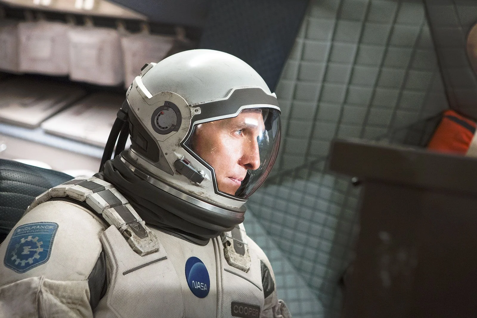 Joseph Cooper, personnage du film Interstellar, vêtu d’une combinaison de cosmonaute.