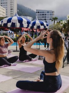 groupe de femmes faisant du pilates au bord du piscine