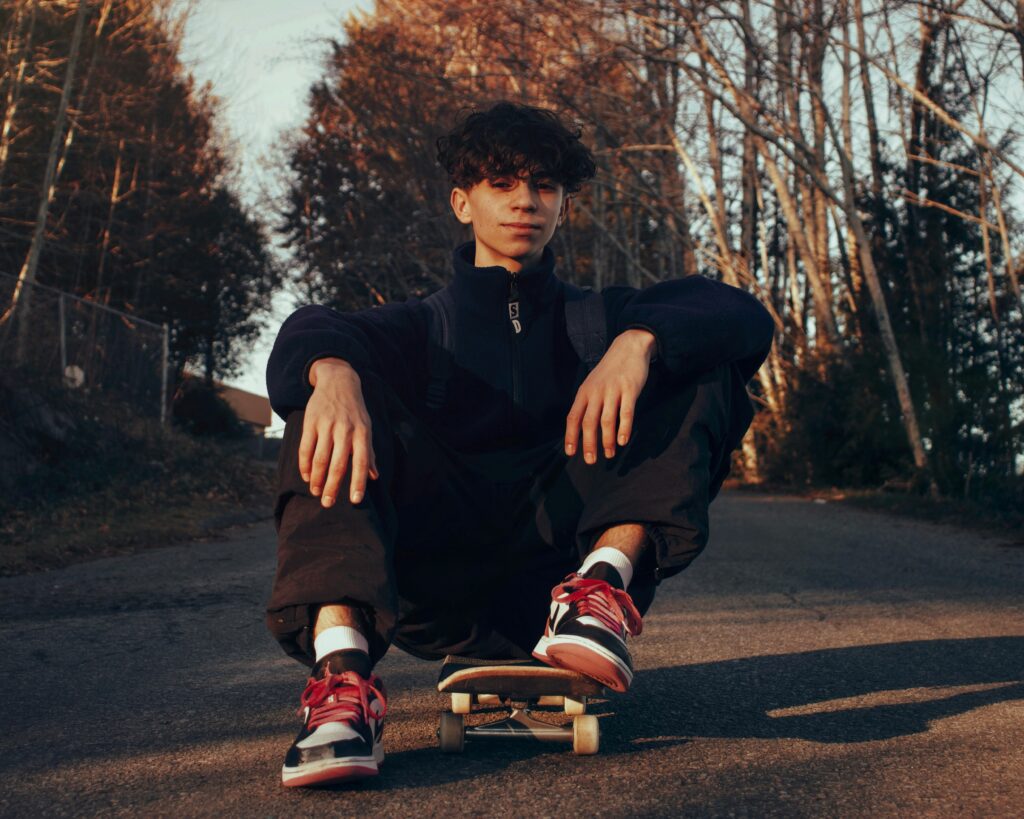 adolescent sur un skateboard