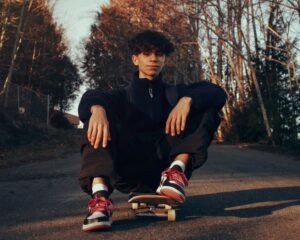 adolescent sur un skateboard