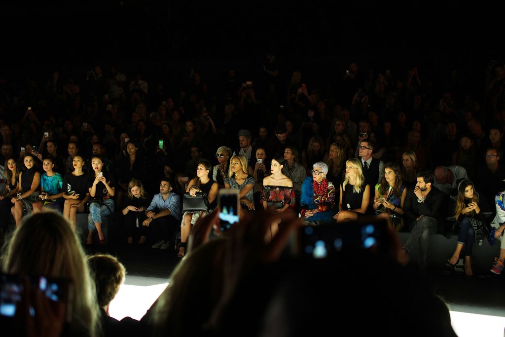 Spectateurs assistant à un défilé de mode.