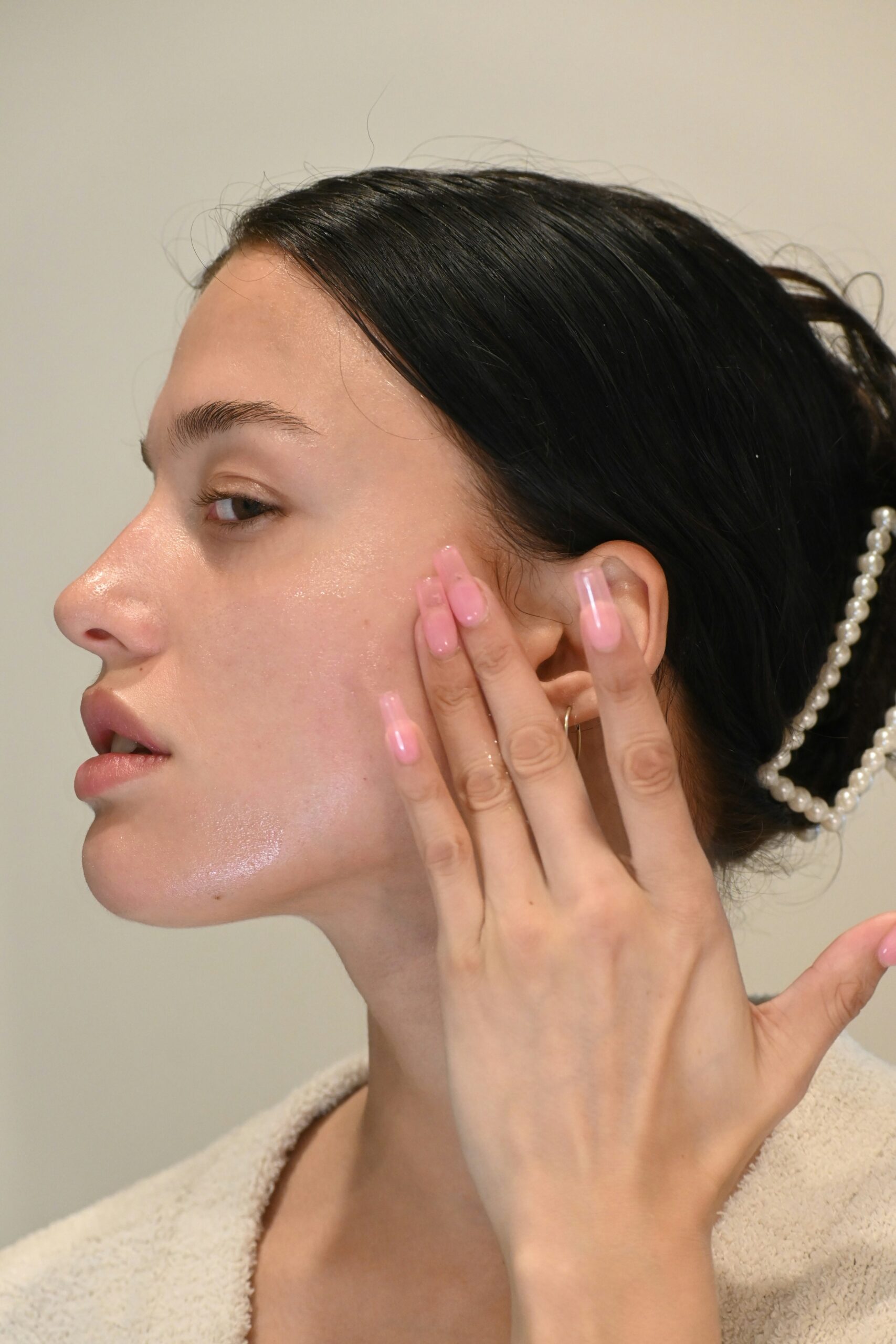Visage gonflé au réveil : ce point de drainage lymphatique peut tout changer