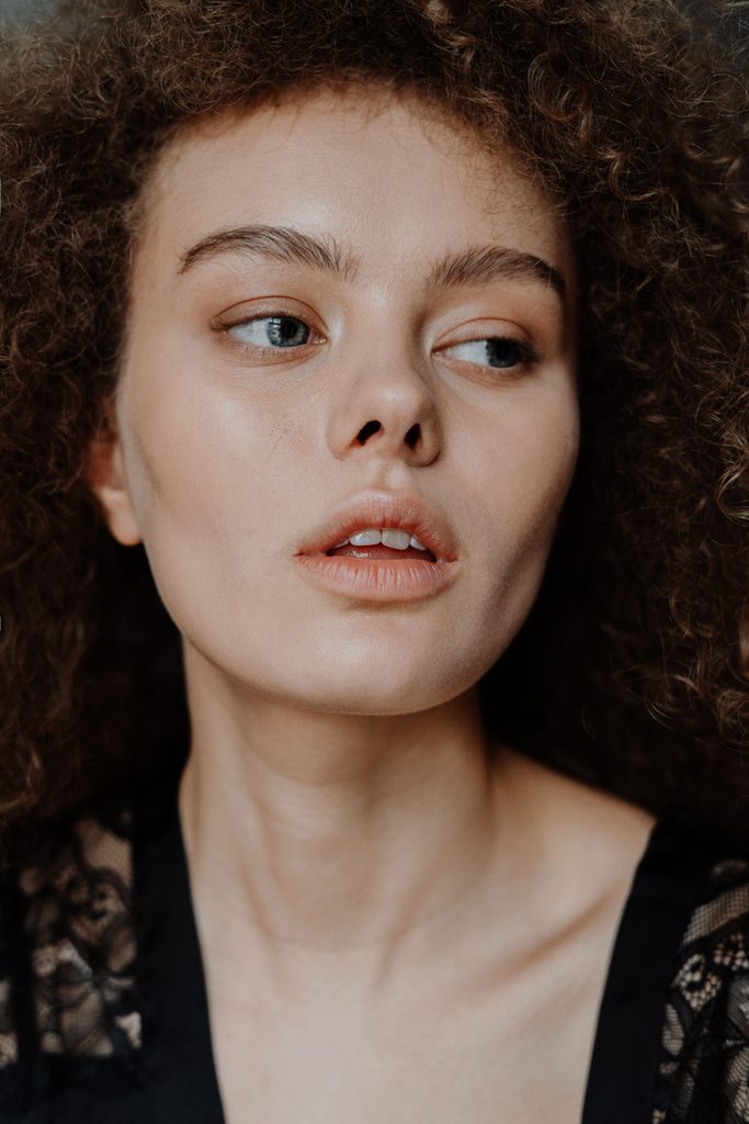 Visage d'une femme blanche fine