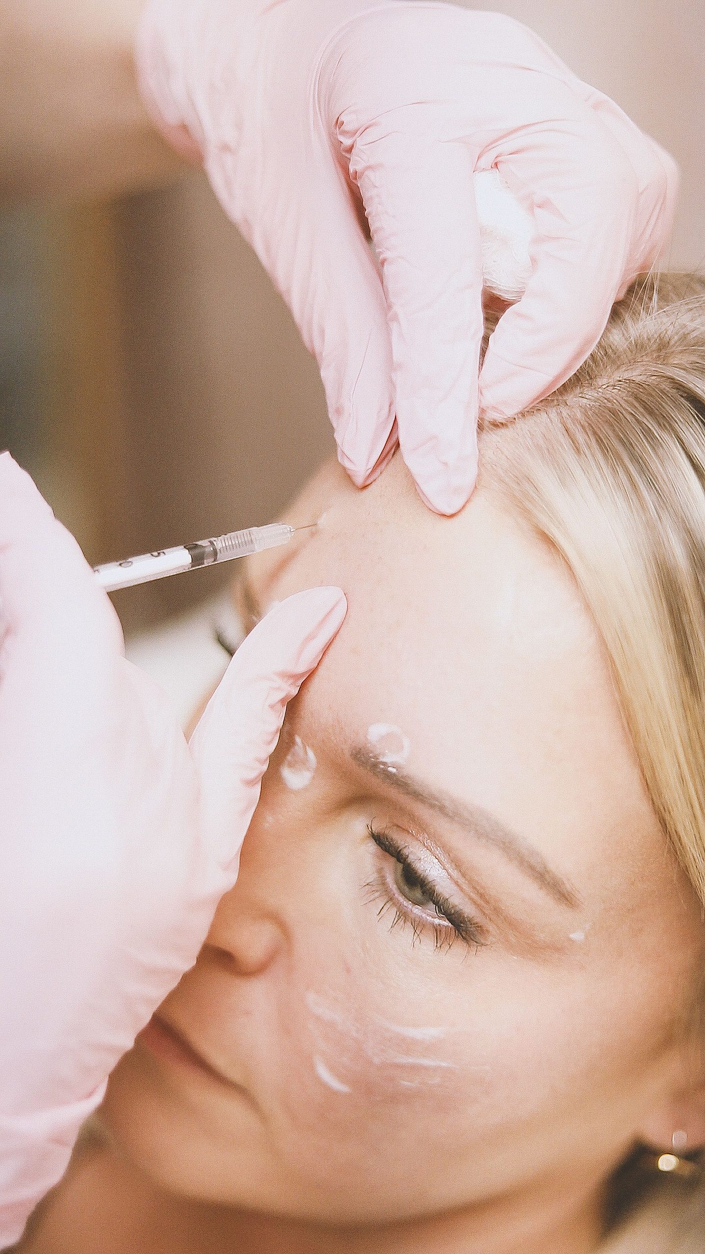 femme blanche se faisant du botox